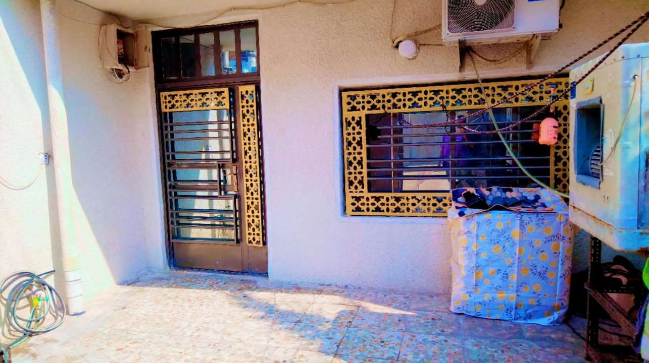 السلام عليكم دار للبيع المساحه 62 ونص الواجهه 5 زال 12:30 طابوا ملك صرف العنوان نهايه حي الشباب مدخل جامع علي السجاد يفصل بين حي التعليم ونهايه حي الشباب يحتوي الدار على هول ومطبخ وخدمات بطابق الاول طابق الثاني يحتوي على غرفتين نوم وسطحن الاستفسار على الرقم ***********.
