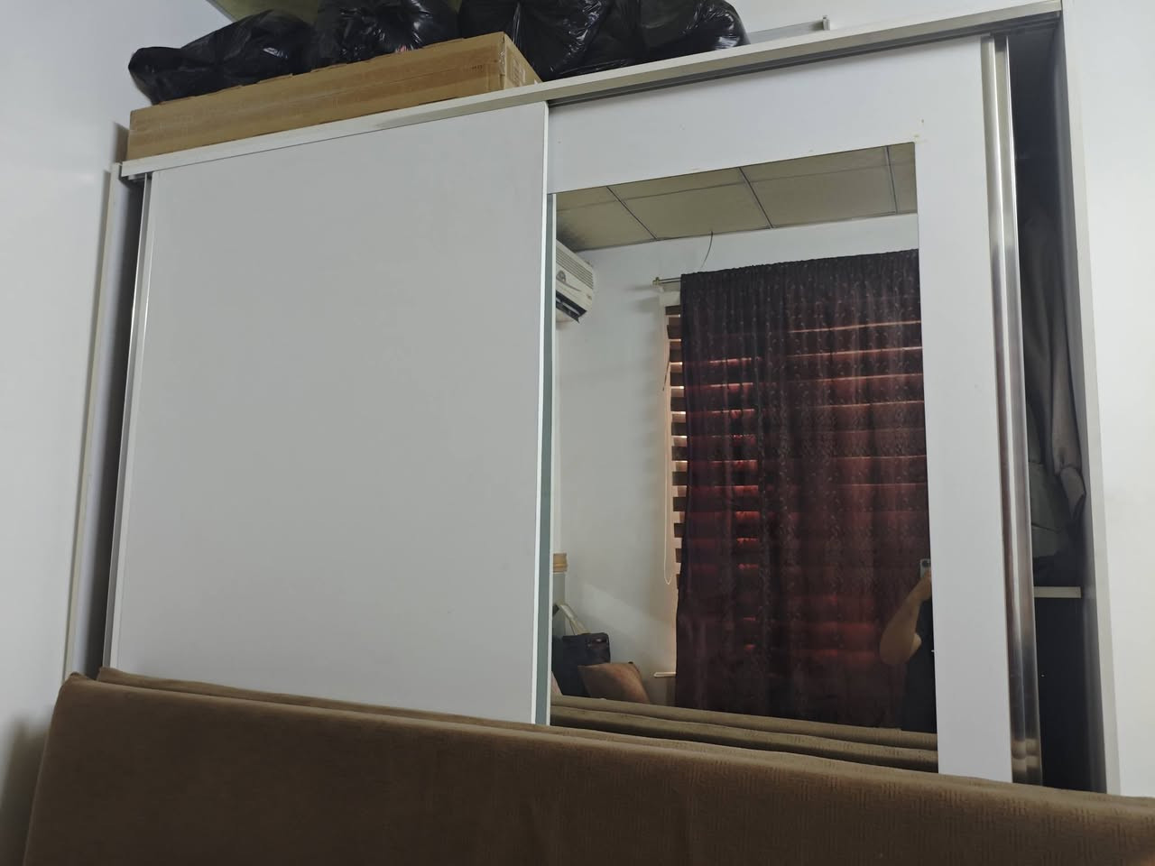 سرير زوجي +سكرتون+ شنوفيره والمرايا الي فوقها
250 الف  قفل قفل  للتواصل ***********
