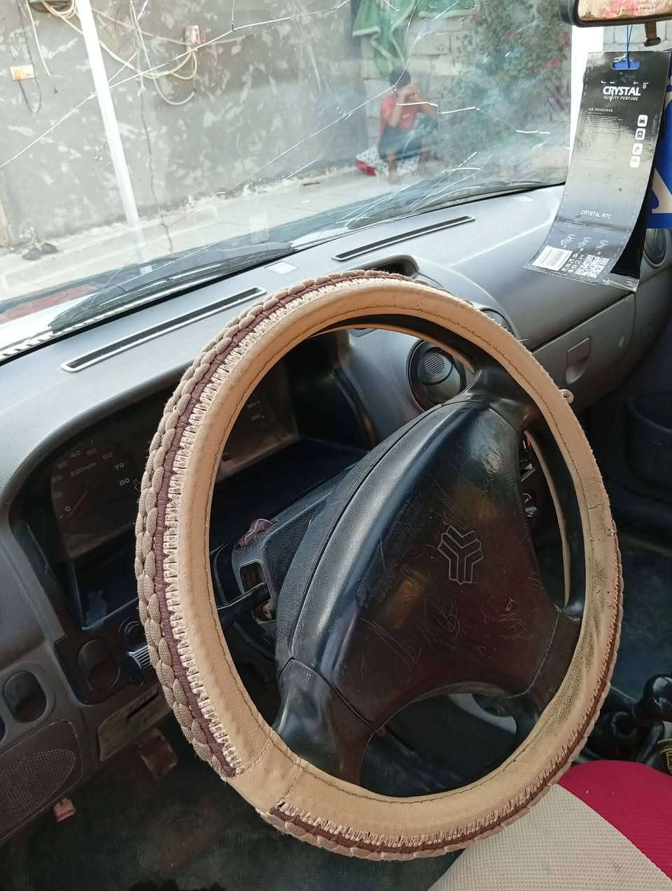 السلام عليكم السياره موديل 2014 مكينه وكير مكفولات والشواصي جدد تخم تاير حداديه كهربائيات كامله من كلشي  تواصل ع رقم ***********
