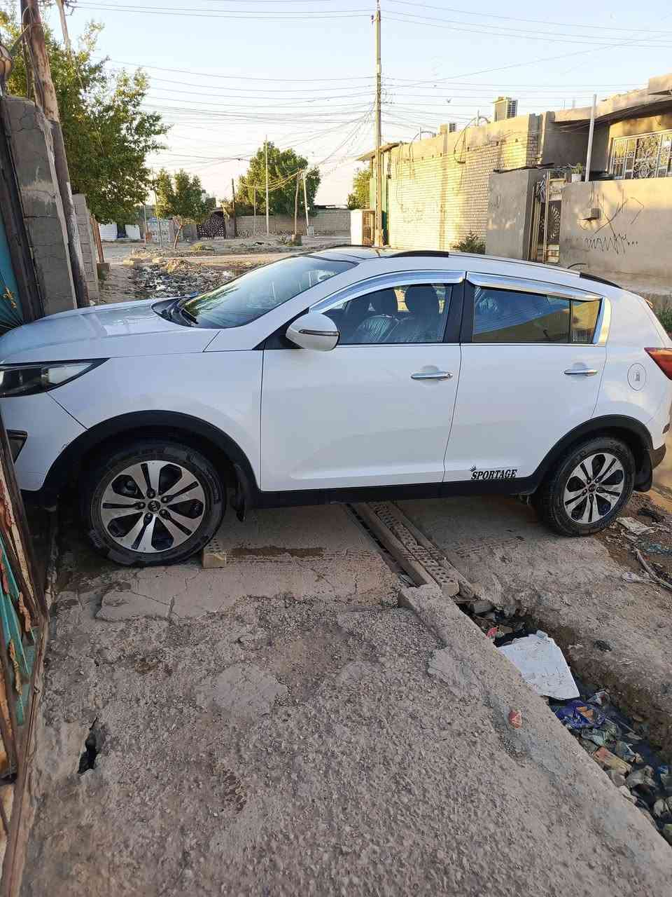 السلام عليكم
كيا سبورتج موديل ٢٠١١
خليجي 
محرك دوش ٢٠٠٠
فول عدا البصمه
بانوراما 
مرش شفط
كامرة خلفية+ حساسات
الجاملغ الامامي الايمن بي شوي صبغ
سيارة نضيفة وجاهزة تبريد ثلج
السعر ١٣٠ $ وبيها مجال بسيط 
هــ ***********
