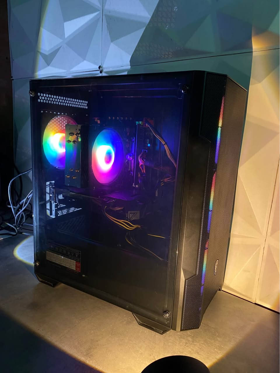 280$

CPU : E-5 2630 V4
GPU : GTX 1060 Gigabyte
MOTHERBOARD :  X99 
RAM :  8GB
STORAGE :  256GB
بۆ حیجزکردن

*********** السليمانية, العراق
