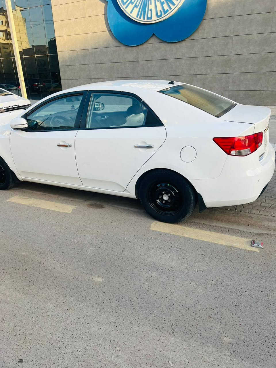 كيا سيراتو خليجي موديل12 سيارة مكفولة من ضربة  بيها صبغ نصف جاملغ خلفي يم قبق البانزين بدون اي ضربة  وشبر باب خلفي شخط فقط  محرك 1600 كير 6 نمر رياضي شفتات استيرن تبريد بيانو  مري شفط سيارة كير مخرك تبريد كفالة حدادية صدر مكفول تخم تاير نظيف جاهزة بدون نواقص رقم سليمانية باسمنا سنوية نافذة سنة السعر95 وبيها مجال بسيط***********
