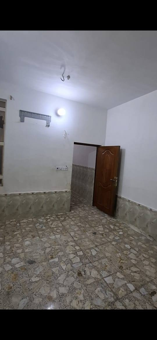 السلام عليكم  
بيت للايجار بحي القدس على شارع ٦٠ المساحة اقل ال١٠٠ بشويه يتكون من غرفه كبيرة وصاله تحتوي مكشوفه وحمام كما في الصور ويحتوي على مطبخ والدرج بداخل المطبخ وتوجد فسحة فيها مسقف  يمكن عملها جلسات للشواء وبصف البيت  عرصه فارغه  اذا يحب احد يخلي سيارته وهو البيت على الشارع مباشرا 
السعر المطلوب ٣٧٥الف 
وللاستفسار اكثر التواصل على الرقم التالي واتساب رسائل فقط او المراسله على الخاص 
*********** النجف, العراق
