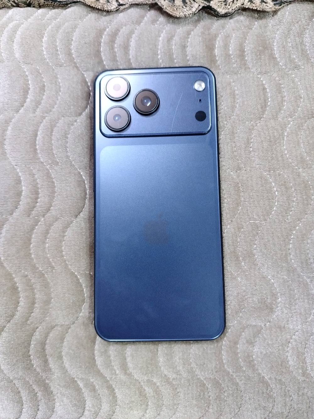 ايفون 17برو ماكس لاكن نضام اندرويد 