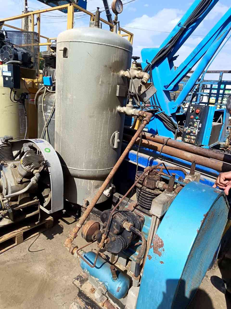 السلام عليكم كمبريسر هواء ألماني جديد لوك ماطور ١٥ حصان ويه الخزان كامله للاتصال *********** العنوان بغداد باب الشيخ كراج الحرباوي محلات النور
