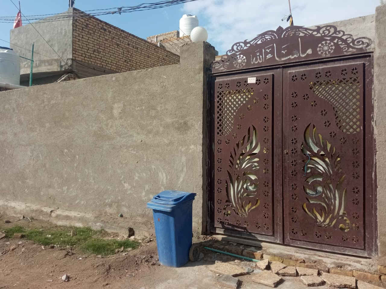 بيت للبيع شارع المطار مقابيل اللادار بشارع الفرن مال الصمون بركات الزهراء  200 متر يحتوي على  غرفتين وصاله واستقبال ومطبخ صحيات اثنين خارجيه وداخليه  ***********
