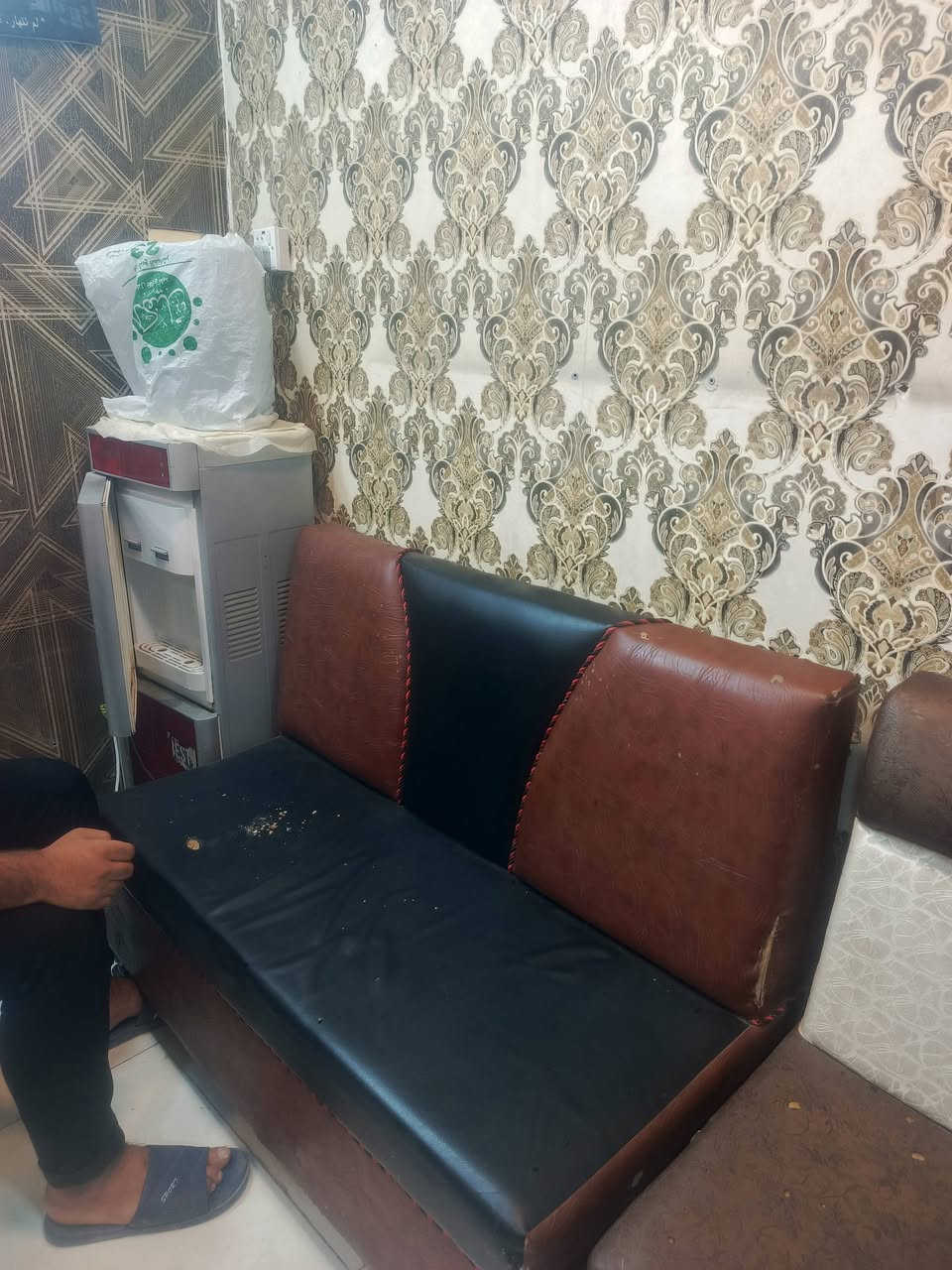 سلام عليكم مرايات ثنين وفاترينه و ثنين قنفات سعر 175 لعنوان كربلاء حي الغدير رقم ***********
