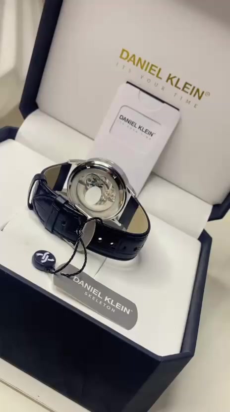 ⌚ قطعة نادرة لهواة الفخامة والإصدارات المحدودة ✨
ساعة رجالية أنيقة من العلامة العالمية Daniel Klein

بتصميم Skeleton الأوتوماتيكي الذي يكشف روعة الماكينة الداخلية بكل تفاصيلها.

🌍 إصدار محدود حول العالم

🔢 رقم القطعة: 008 / 244 فقط

(من أوائل الأرقام المميزة في هذا الإصدار النادر)

مواصفات فاخرة:

• حركة أوتوماتيكية تعمل بدون بطارية

• تصميم Skeleton فاخر يبرز جمال الحركة الميكانيكية

• توقيت مزدوج Dual Time 

•نضام شمسي وقمري 

• هيكل ستانلس ستيل أنيق

• زجاج مقاوم للخدش

• سوار جلد أسود كلاسيكي راقٍ

• مقاومة ماء 5ATM

• ظهر شفاف يعكس فخامة التفاصيل الداخلية

📦 مع العلبة الأصلية الكاملة كاملة المرفقات 

💎 قطعة استثنائية لهواة التميز واقتناء الساعات المحدودة

✨ الرقم 008 يمنحها قيمة وجاذبية خاصة بين الإصدارات 

اي استفسار متواجد على النت او ع الخاص


**إذا كنت صاحب هذا الإعلان وتريد حذفه لأي سبب، رجاءا أرسل رسالة إلى الدعم الفني**