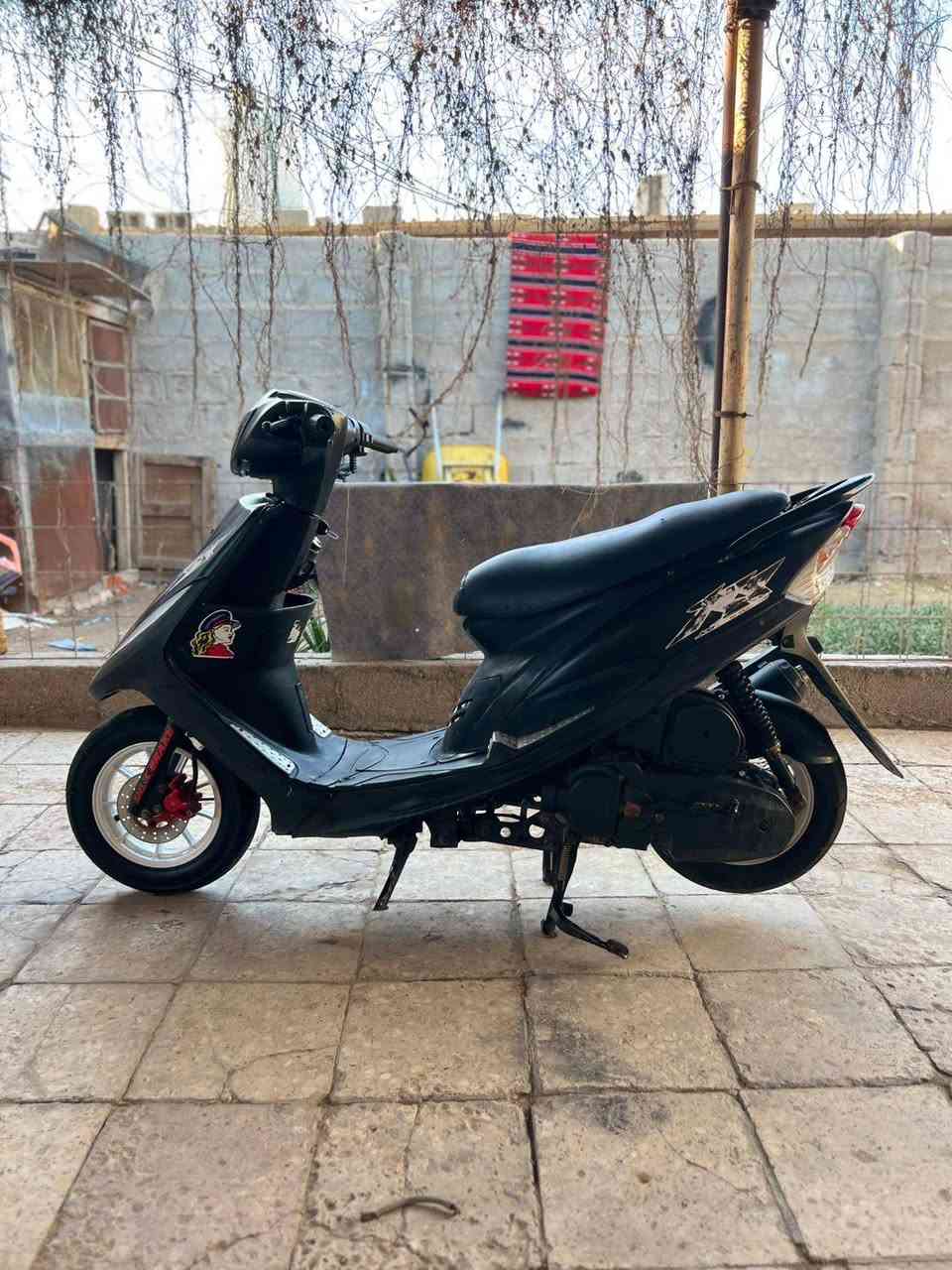 سلام عليكم دراجه ماكس عدله بسعر ٧٥٠ اينقص ما بيها كلشي شغال من طول لطول نكره سلف محرك ما مفتوح ولا تبخير ولا تنقيص دراجه حلوه ومختمه ويلات رياضي بلاد مو تجاريات تخم تاير جديد جلاتيني اصلي قفال ستيرن قفال صندوك كله شغال دبلات هم حلوات وشغالات شلعه معدل خير من الله نعومه حلوه مكاني بصره خمسه مسل رقم هــ/***********
