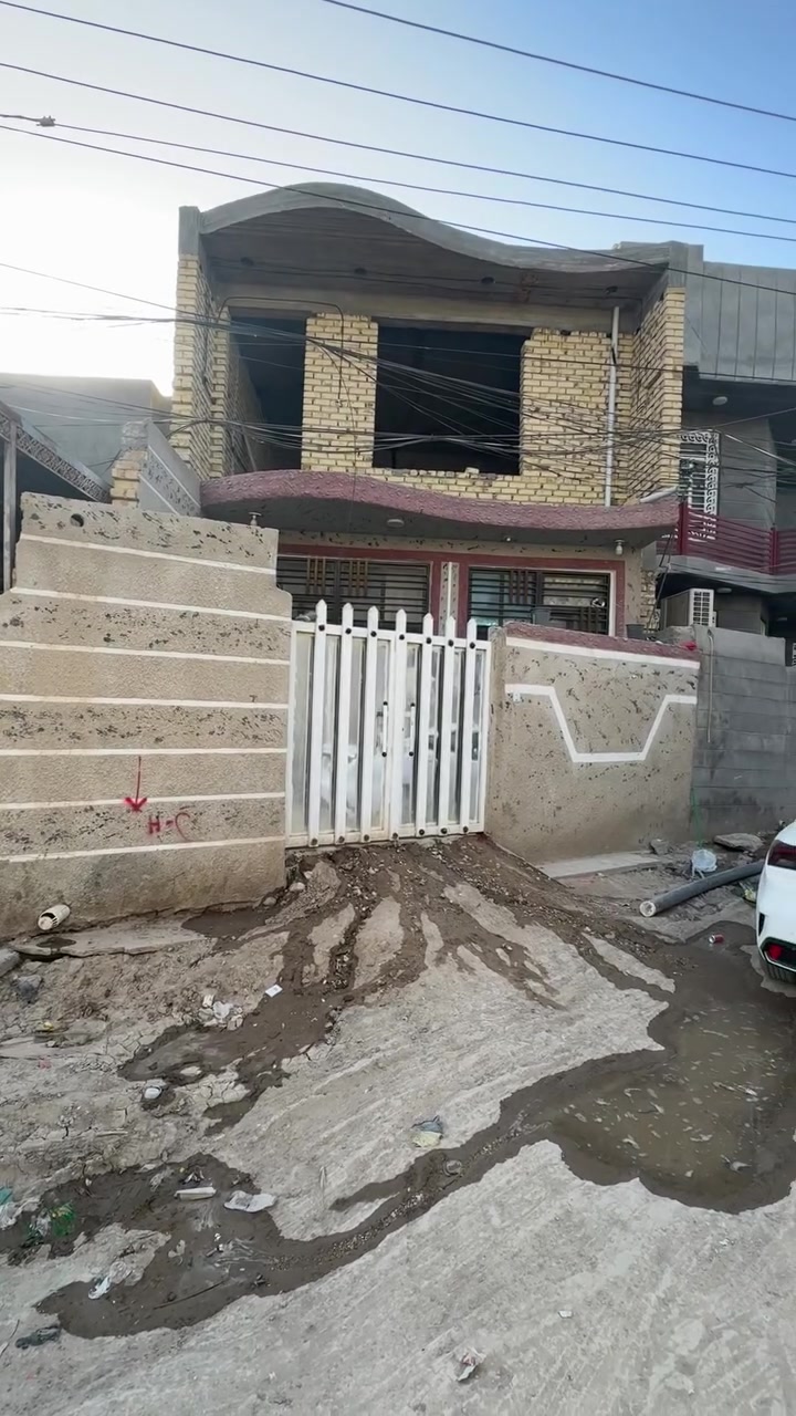 فرصة سكنية مميزة في الحلة - حي الصحة
دار حديثة للبيع بموقع حيوي واستراتيجي (شارع 25)
تفاصيل الدار:
• المساحة: 120 متر مربع.
• الطابق الأرضي: تصميم عملي يحتوي على غرفة نوم، صالة، مطبخ، مع مناور عدد 2 لضمان تهوية وإضاءة طبيعية ممتازة.
• الطابق الثاني: يضم غرفتين؛ إحداهما نظام سويت متكاملة، والأخرى غرفة إضافية.
• حالة الطابق الثاني: هيكل (يحتاج لبخ وأرضية)، مما يتيح لك إتمام التشطيبات حسب ذوقك الشخصي.
الموقع: حي الصحة - شارع 25.
📍 للمعاينة أو الاستفسار، يرجى زيارة مكتب التصميم العقاري
العنوان: الحلة - حي الصحة - مجاور جامع الهندي.
📞 للتواصل المباشر:
• ***********
• ***********
