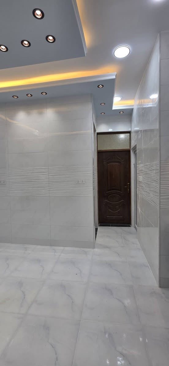 سلام عليكم مشتمل لبيع منطقة خاجيه بشارع أربعين  قرب أفران العراق مربع 10في 10 طابقين 4 غرف نوم حديث فول بسمي الاستفسار على الأرقام الاتيه *********** مساحته  100م شغل درجه اولى
