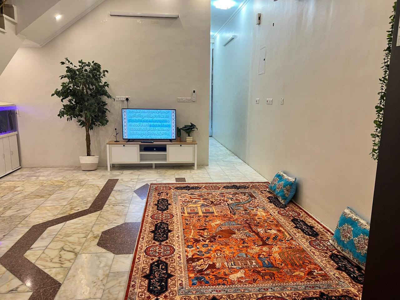 السلام عليكم
➖ دار حديث زنجيل ( على شارعين ) للبيع في شارع فلسطين  :-  
▪️المساحة : 78 م الواجهه : 5,20 م    النزال : 15 م   
▪️محله : 508  موقع جيد و شارع نافذ 
▪️يتكون : مدخلين صاله ومطبخ وخدمات و3 غرف نوم 
                           للاستفسار : 
                           ***********
                          *********** 
عنوان المكتب //  تقاطع النخله قرب مطعم قدوري مكتب الرحمن ّ
