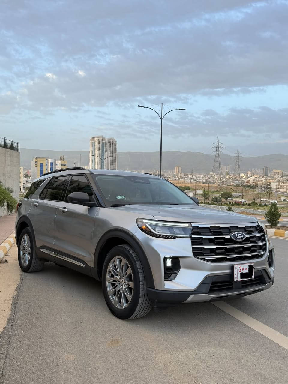 سعر: 307$ و مجال

فورد اکسبلور 2025

مواصفات: ACTIVE 
دفع رباعی 4WD
ماشي:: 11 الف میل
ضرر : شویە تعدیل بارد بالجنط (باب صندوق)
بدون صبغ، کل ارباكات سلیمە ١٠٠٪
سونار صبغ و کارفاکس موجود

رقم شاصی: 
1FMUK8DH0SGA21883

المواصفات:

بصمة تشغيل، بصمة 4 ابواب، تشغیل عن بعد
صندوق شفط كهربائي و کامیرا
رادار امامي (تحديد مسار)، رادار جانبي (نقاط عمياء)
رادار خلفي (التحذير من الاصطدام)، شفتات استيرن
تبرید مرکزی، استيرن تدفئة، كشنات کهربائی و جلد و تدفئة
هاند بريك بصمة auto start/stop
حساسات خلفية، مانع انزلاق، ویل جبیر 20 انج
وباقی المواصفات المعروفة

‏‎ مکان سیارة: السلیمانیە
‏‎سیارة بدون رقم (مؤقت دهوک) 
ویاها ٩٠ یوم مجال للترقیم
تکلفە رقم: ١٦ ورقە 

‏‎‏‎رقم تلفون: 
0770-153-1883
