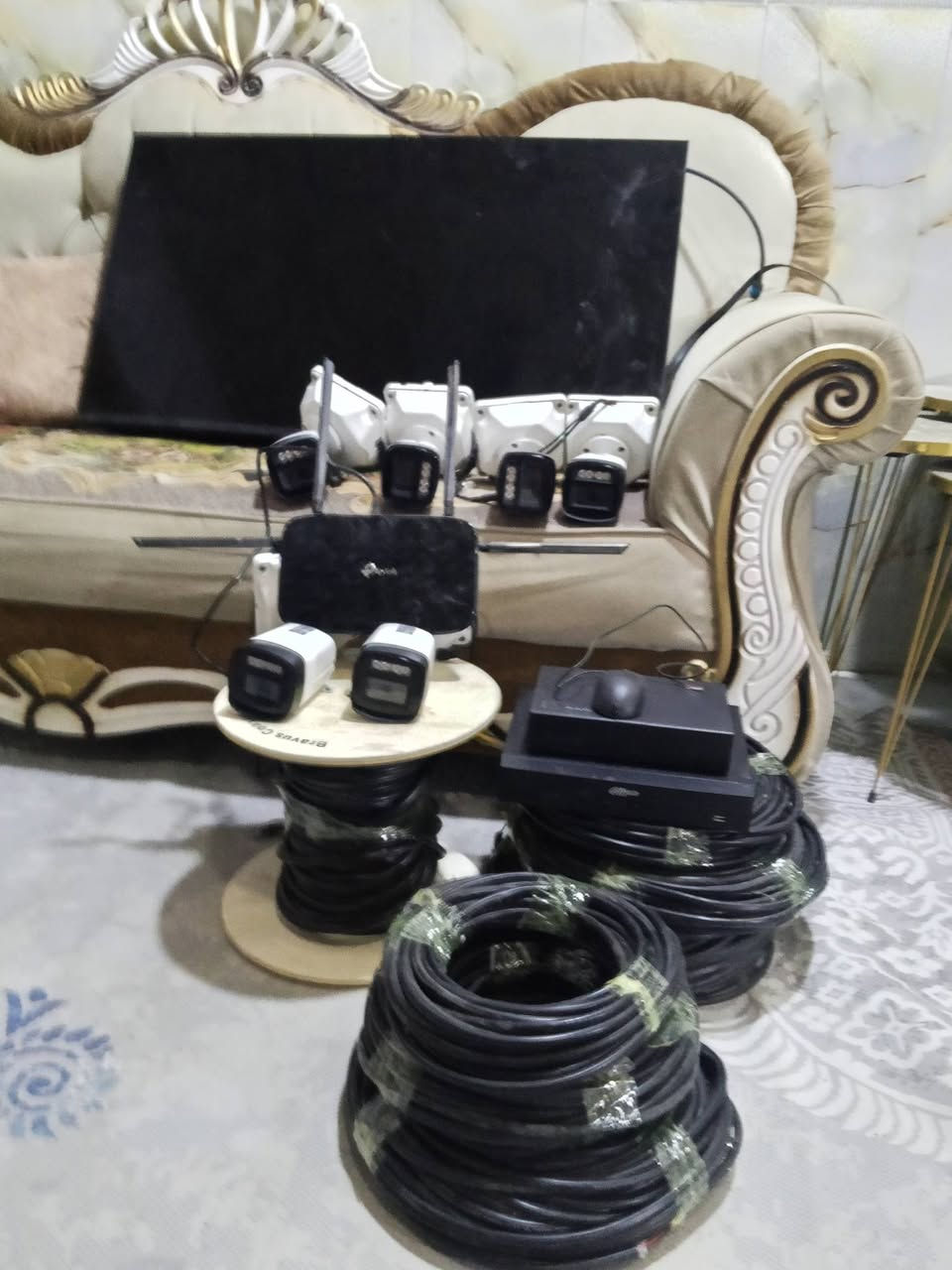 سستم كاميرات صوره وصوت دهوى العدد 6+جهاز شاحن واير طول 250متر استعمال شهر شرط النضافه والضمان السعر 600+ابلازمه السعر 200غير مستعمله+منضومة انتريت كامله 100للاستفسار ***********
