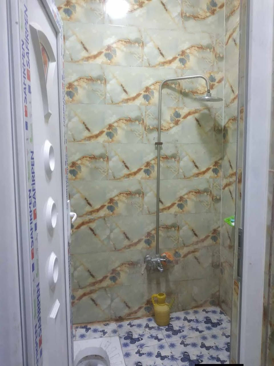 السلام عليكم مكتب عقارات الشمس  مقابيل المستشفى التركي !!!
                         بإدارة ((أحمد الگريطي))
                    
    ☎️*********** 
                        ☎️***********

🏠 شقة للإيجار مؤثثة تحتوي على غرفه وكليدور ومطبخ ومجمع صحيات وسطح درج معزول  

⁦←⁠_⁠←⁩⁦(⁠*⁠_⁠*⁠)⁩⁦←⁠_⁠←⁩

🌎الموقع حي الزهراء على الخدمي  

⁦←⁠_⁠←⁩⁦(⁠*⁠_⁠*⁠)⁩⁦←⁠_⁠←⁩

💰💸قيمة الايجار 350 مع أجور الماء والكهرباء
