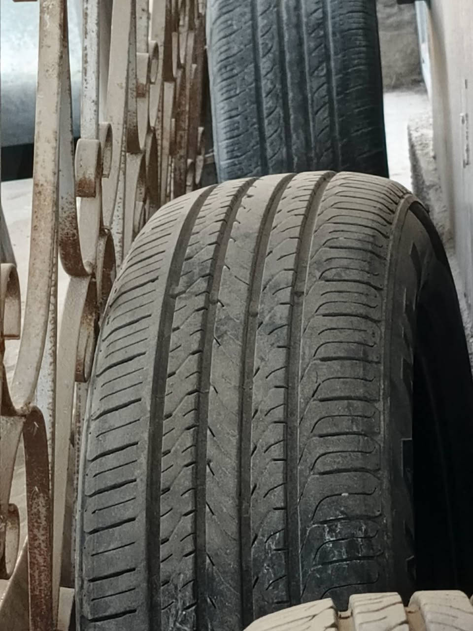 ٣  تايرات 15/65/185
زوج جدد ماشيات قليل مابيهن ولا بنجر وتك مو كلش نضيف 
سعرهم ٤٠ الف 
بغداد شعب
***********
