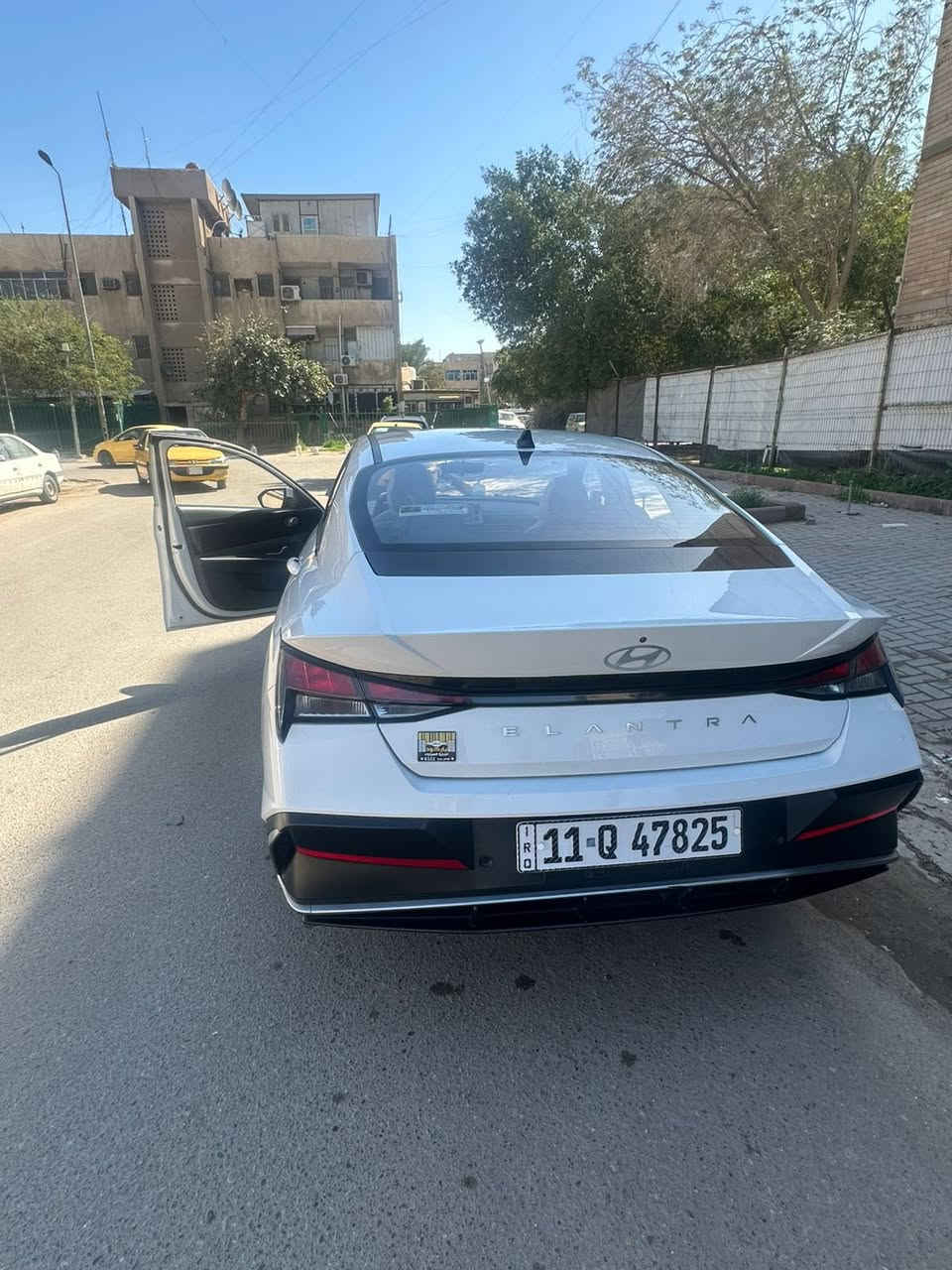 سلام عليكم
الانتره موديل ٢٤ 
مكفوله كفاله عامه خليجي 
ماشيه ٣٢ 
المواصفات 
فتحه سقف 
كروز سرعه 
تحكم ستيرن 
انضمه قياده 
سايد بريك دكمه 
لايت زنون عدسه 
عينه دتجتل 
تبريد قطعتين 
حساسات امامي + خلفي 
كشنات جلد داخل اسود 
تجي بحرك ١٥٠٠ 
شاشه ابل كار بلي 
تجي ب مواصفات ١/١ 
السعر ١٤٧ و بيها مجال حك جيه 
مكانها بغداد كراده 
الاستفسار ***********
