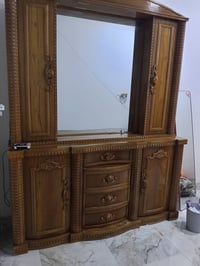 ميز تواليت • تخت • للبيع