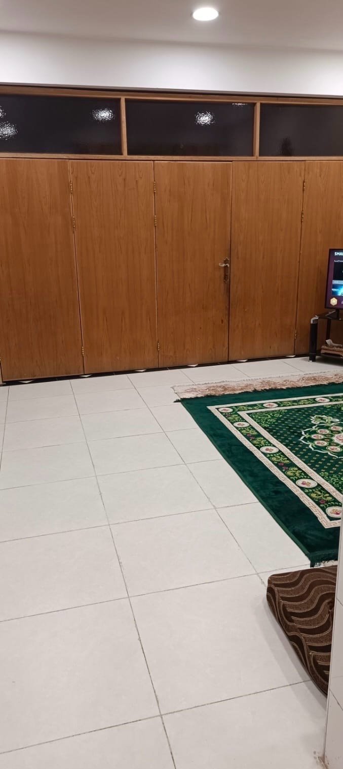 بيع سريع – لا تضيع الفرصة! 🔥

🏡 دار مميزة للبيع في حي الخليج – المربع الذهبي

إذا تدور على موقع راقي وسكن جاهز + استثمار مربح، هذا العرض إلك 👇

📍 الموقع: حي الخليج – خلف مجمع الزهور السكني
📄 الطابو: ملك صرف (أراضي مجلس النواب)
📐 المساحة: 10م واجهة × 20م نزال
🏗 سنة البناء: 2019

✨ تفاصيل الدار:

🏠 الطابق الأرضي:
	•	غرفتين نوم
	•	صالة مفتوحة على الاستقبال (13 متر)
	•	مطبخ حار + بارد
	•	مناور عدد 2
	•	صحيات داخلية وخارجية

🏠 الطابق الثاني:
	•	3 غرف نوم
	•	صالة
	•	مطبخ
	•	صحيات

🏠 الطابق الثالث:
	•	غرفتين نوم
	•	صالة
	•	مطبخ تركي مفتوح
	•	صحيات

✅ الطابق الأول والثاني جاهزين للسكن
✅ الطابق الثالث هيكل مسكف (تكدر تكمله حسب ذوقك)
✅ موقع جداً مميز وقريب على المدارس والخدمات

💰 مناسب للسكن العائلي أو استثمار (تقسيم/إيجار)

📞 للاستفسار والمعاينة:
***********
