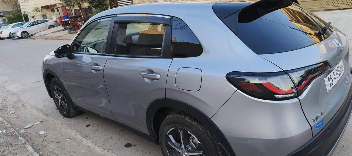 سلام عليكم هوندا HRV 2025 للبيع
ضربتها بنيد و جاملغ  
ما واصل شواصي 
ايرباكات طاكات دركة راجعه سستم 
فتحه سقف 
ماشية 13 الف 
محرك 4 سلندر 2.0 لتر (i-VTEC) المعروف لا يعرف 
قوة 158 حصان 
عزم دوران 187 نيوتن.م تقريباً.
ناقل حركة CVT أوتوماتيكي.
نظام دفع رباعي AWD قياسي في فئة Sport
متوسط استهلاك يقارب 7.8 لتر/100 كم 
شاشة معلومات وترفيه 9 إنش.
دعم لاسلكي لـ Apple CarPlay و Android Auto    تشغيل المحرك عن بعد
مثبت سرعة متكيفه
نظام المحافظة على المسار
نظام الكبح التلقائي لتجنب الاصطدام 
كاميرا خلفية متعددة الزوايا
سعر 158 وبيها مجال 
***********
