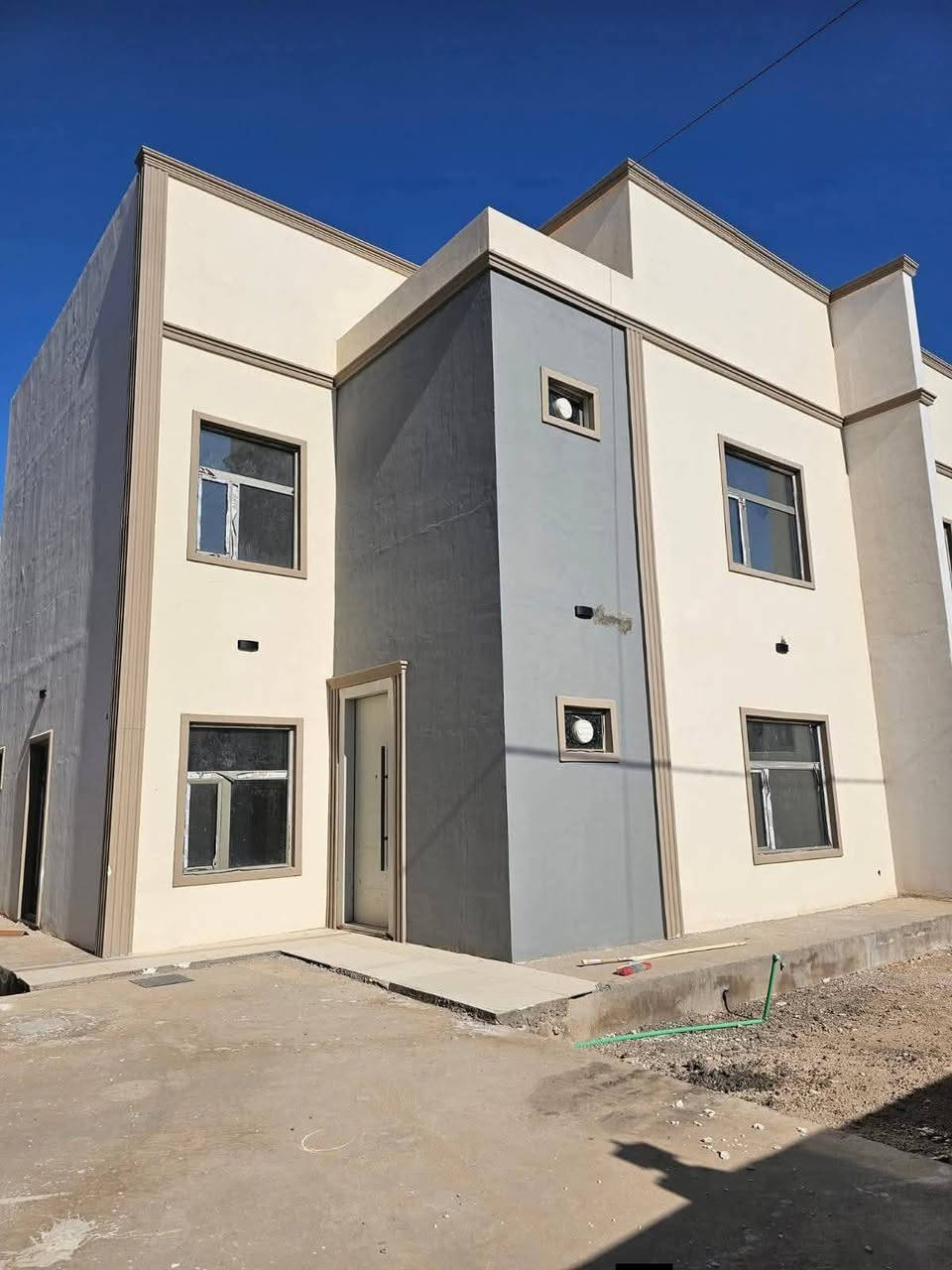 دار للبيع في مجمع الاميرات الثاني
مساحة 250 متر 
3 غرف نوم 
بلوك 73 مربع رابع 
للاستفسار : ***********
او : ***********
