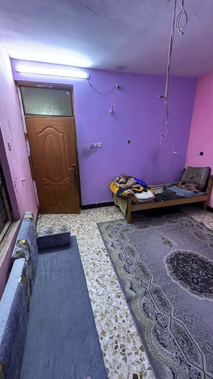 السلام عليكم يوجد بيت للبيع مساحة 110 م
جسر ديالى شارع تويثة يحتوي على طابقين 
الأول يحتوي على أستقبال+ صالة+ مطبخ +
غرفة + حمام+ تواليت عدد2 
الطابق الثاني غرف نوم عدد 3 + حمام 
الطابق الثالث بيتونة+ سطح 
للأستفسار *********** 
علما يوجد درج خارجي للطابق الثاني
