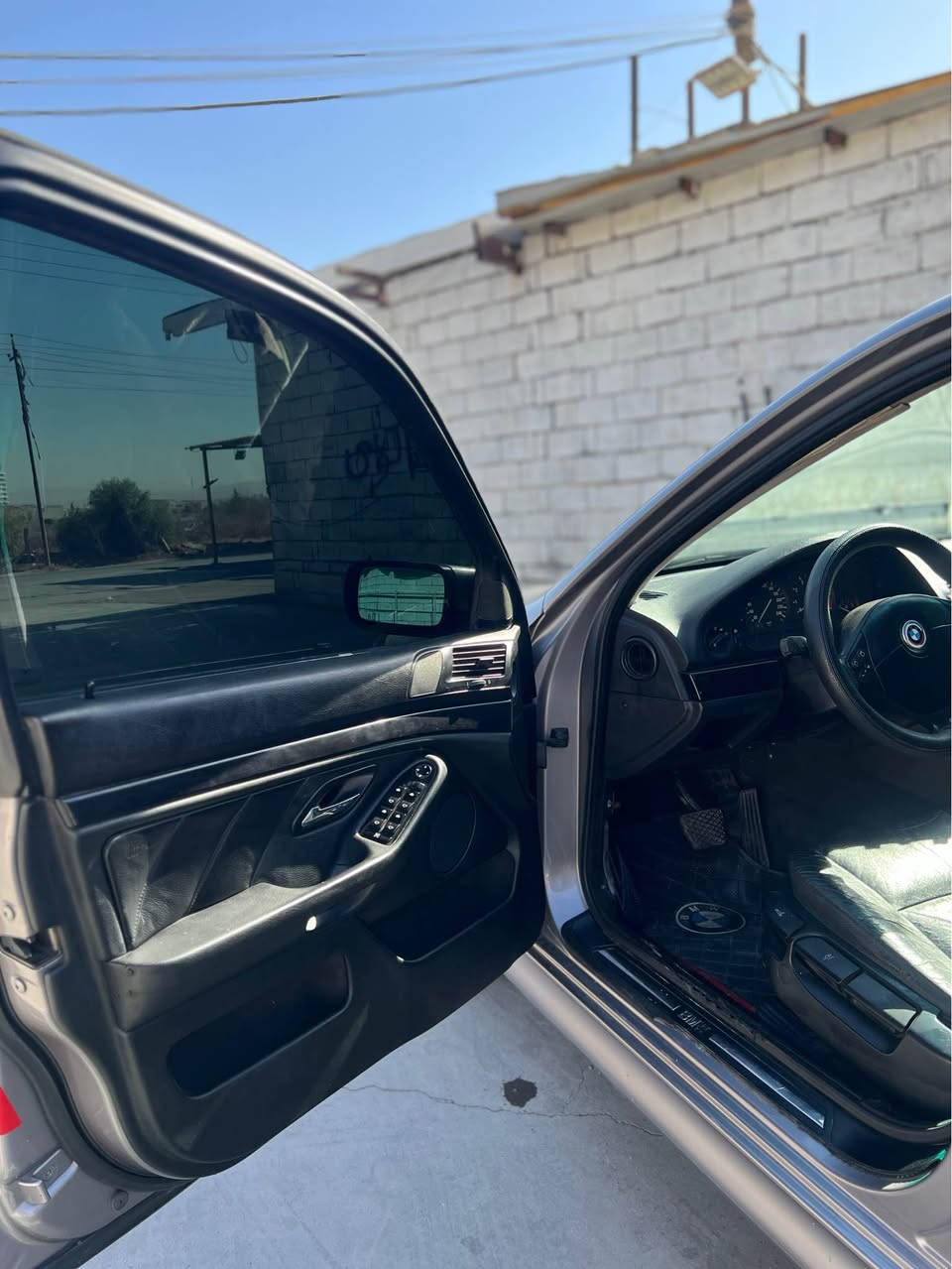 BMW 530i 2001
یەک دەرکی سبوخە و شانی بەس کلێر کراوە بەشەرتی مەحجون سەیارەکە هەموو گیانی بەشەرتە کارەبای بەشەرت گێرو مەکینە بەشەرت 
کوشن جڵدە
گێر تۆماتیکە
سەیارەکە سبوخ ئەستورە
سەیارەکە زۆر پاک ماوەتەوە أربيل, العراق


**إذا كنت صاحب هذا الإعلان وتريد حذفه لأي سبب، رجاءا أرسل رسالة إلى الدعم الفني**