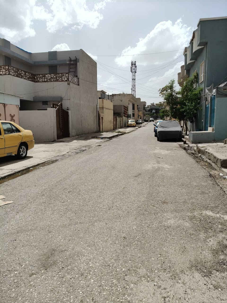بيت للبيع في حي المنصور المساحه 110 يتكون من 3 غرف نوم وهول وحش جبير على وضعتو القديمه لامكبر ولا مصغر البيت نضيف حيل سعر 100 ملك صرف للتواصل خاص او على رقم ***********

