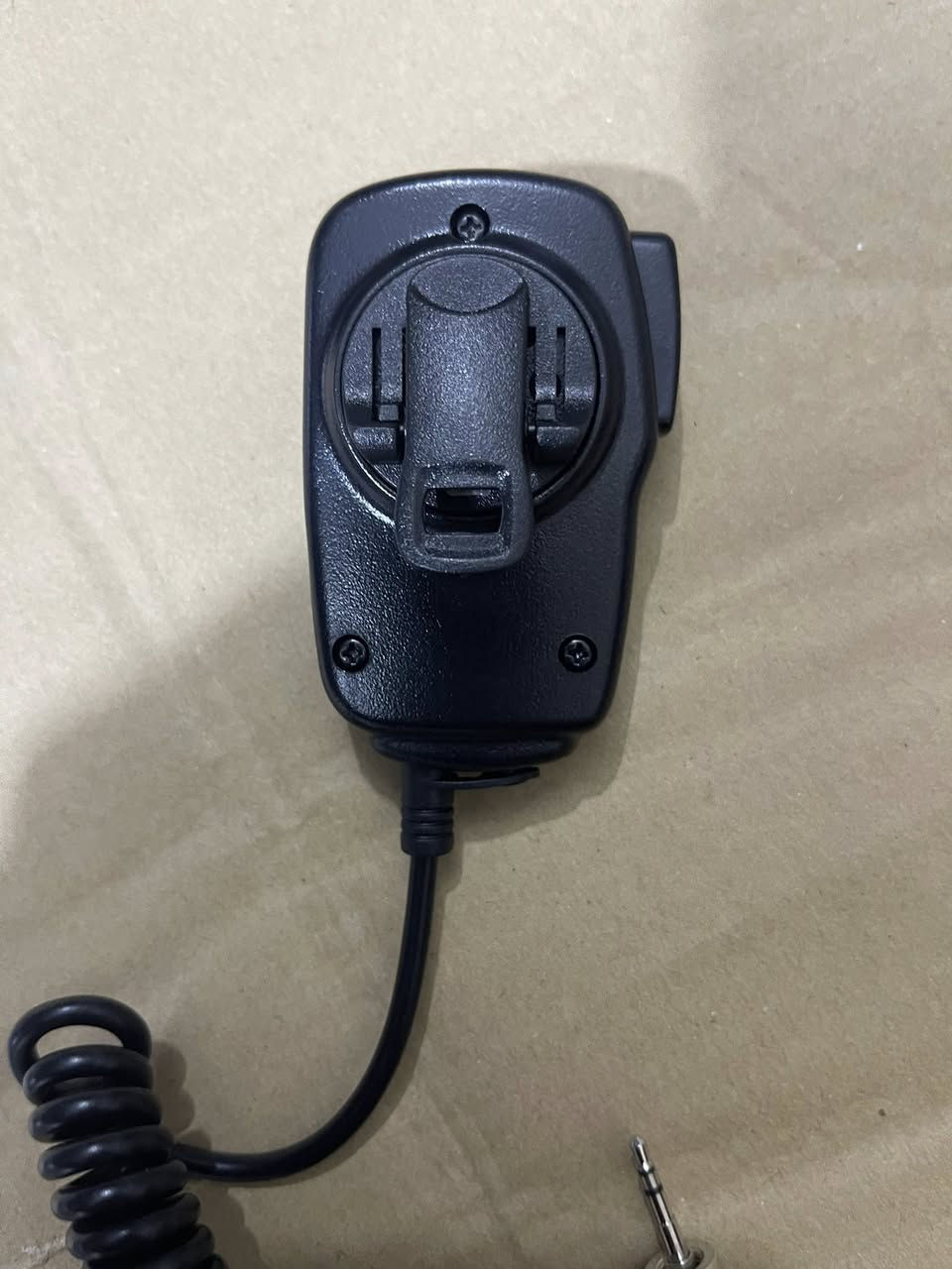 صناعة فيتنام …. موجودة كمية من هذه الي شغلة بيهن تريد مفرد حط سعر تريد جملة هماتين حط سعر واخذهن تفاصيلة👇

هذا الجهاز هو ميكروفون ومكبر صوت محمول (Speaker Mic) من العلامة التجارية West Marine، ويستخدم عادةً مع أجهزة اللاسلكي البحرية. 
الوظيفة: يتيح التواصل الصوتي الواضح عبر ميزة "اضغط للتحدث" (PTT). 
المميزات: تصميم متين ومقاوم للرذاذ، وهو مناسب للبيئات القاسية. 
الاستخدام: مصمم ليتم تثبيته بالقرب من الفم (على بعد 2-5 سم)


**إذا كنت صاحب هذا الإعلان وتريد حذفه لأي سبب، رجاءا أرسل رسالة إلى الدعم الفني**