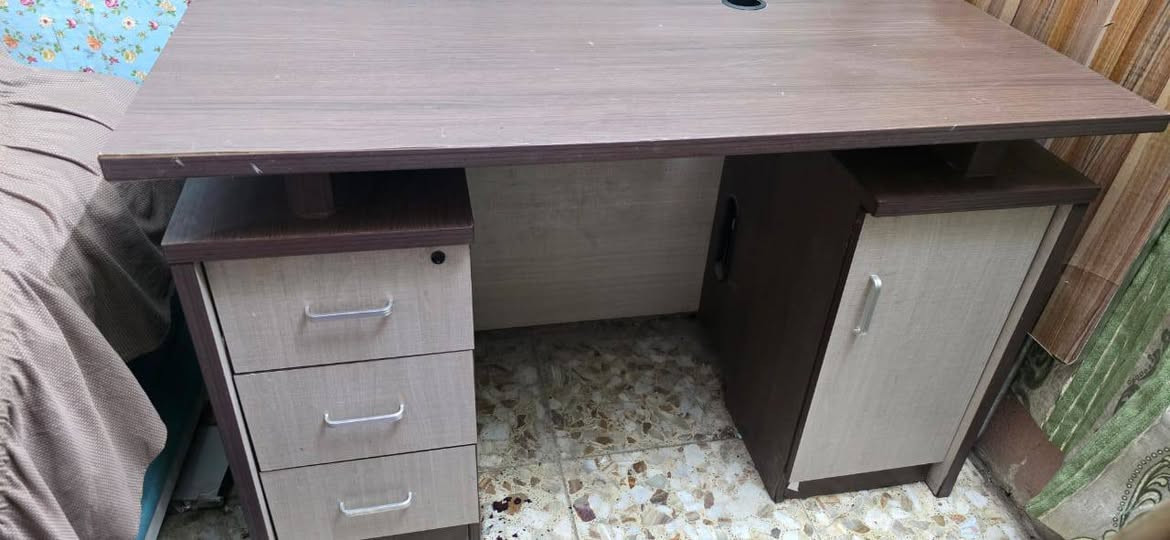 مكتبه
الطول 120
النزال 60 
الارتفاع 76
سعر 65
و كرسي سعر 15
بغداد حي البتول رقم الهاتف ***********
