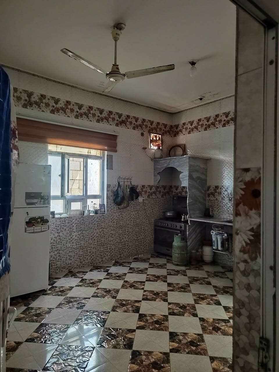 دار للبيع عدد /٢
بناء حديث سنة ٢٠١٤
طابو /تحويل مباشر
المساحه 200 متر للدار الواحد
بيت سيراميك بالكامل ب استثناء الطرمه 
العنوان : حي الأندلس  قريب ع محطة القطار
تفاصيل الدار :طابق واحد /غرفتين نوم /هول /استقبال /صاله /مطبخ /حمامات منفصله /كليدور
الدار جاهز من كلشي بس تسكن

السعر ٦٨ مليون للدار الواحد وبي مجال
للاستفسار الاتصال على الرقم
***********
 ***********
او مراسله الصفحة
