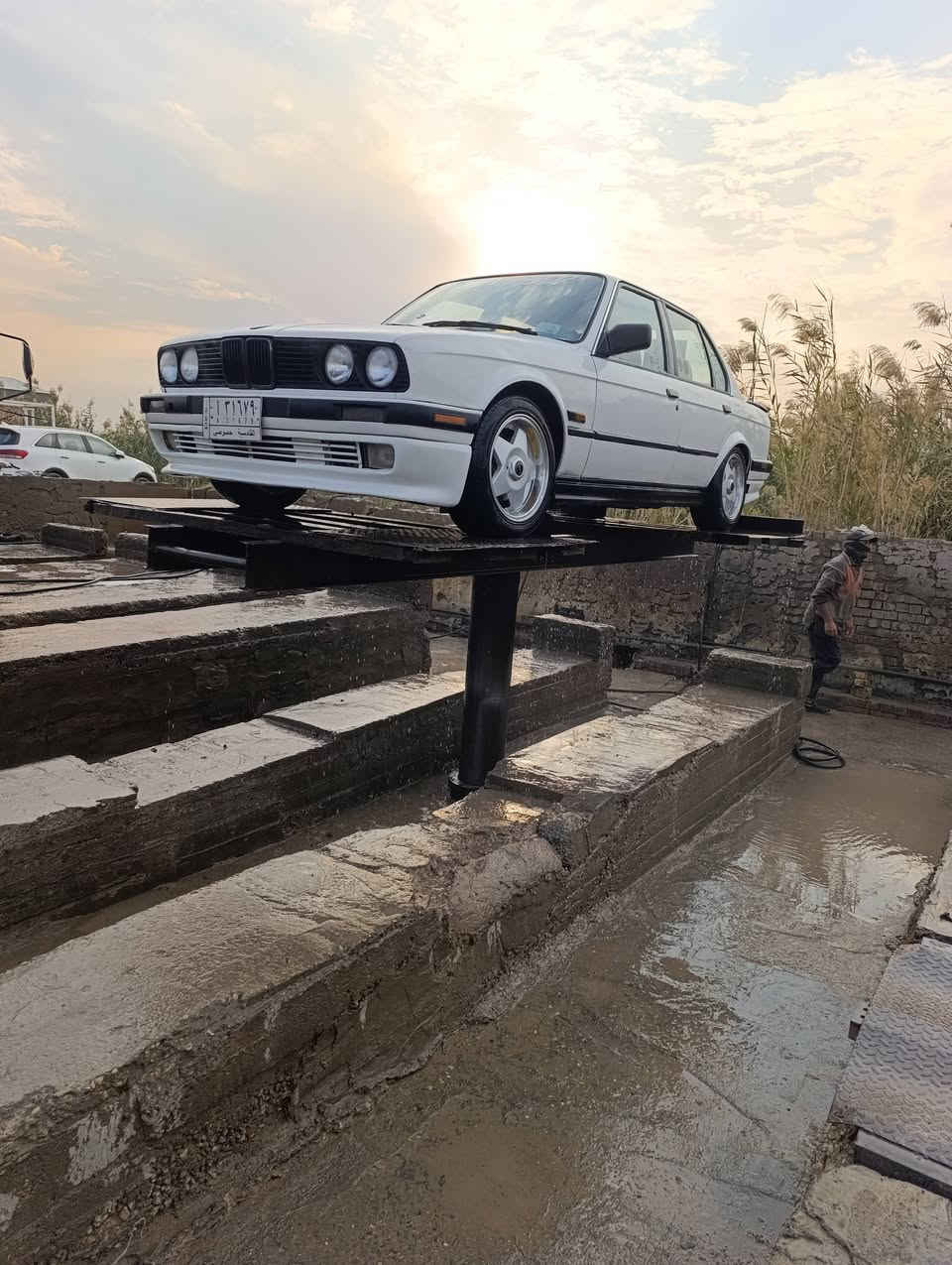 السلام عليكم 
BMW e30 اذا اكو مراوس برينو  نظيفه كير عادي ويفضل مكان ديوانيه ***********
