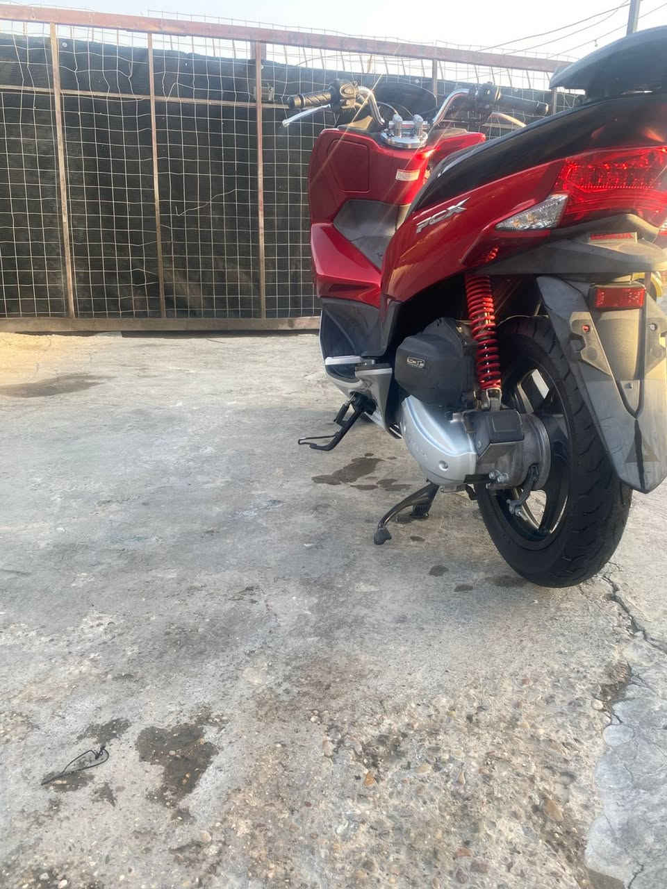 سلام عليكم دراجه PCX جيل الثاني الدراحه كفاله عامه ماشيه 34 دراجه نضيفى بمعنه الكلمه سعر 20وبيها مجال بصيط الشراي يتصل *********** هاذ رقمي
