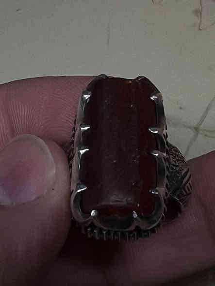 خاتم عقيق يماني قديم عباسي تحفه التحف وبصياغه يدويه تحفه ولو احمر غمق جدا العنوان الكوت للاستفسار الاتصال على ***********

