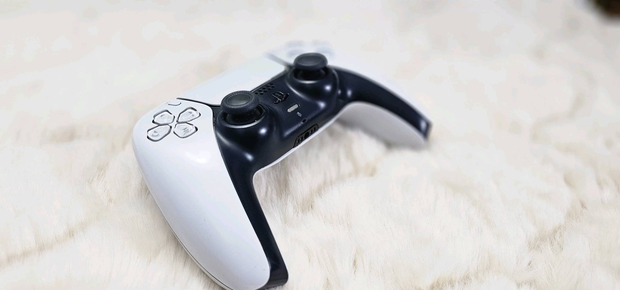 جوستك بلي 5 الاصلي استعمال قليل جدا ، مع كارتونه 
ps5 controller used like new.