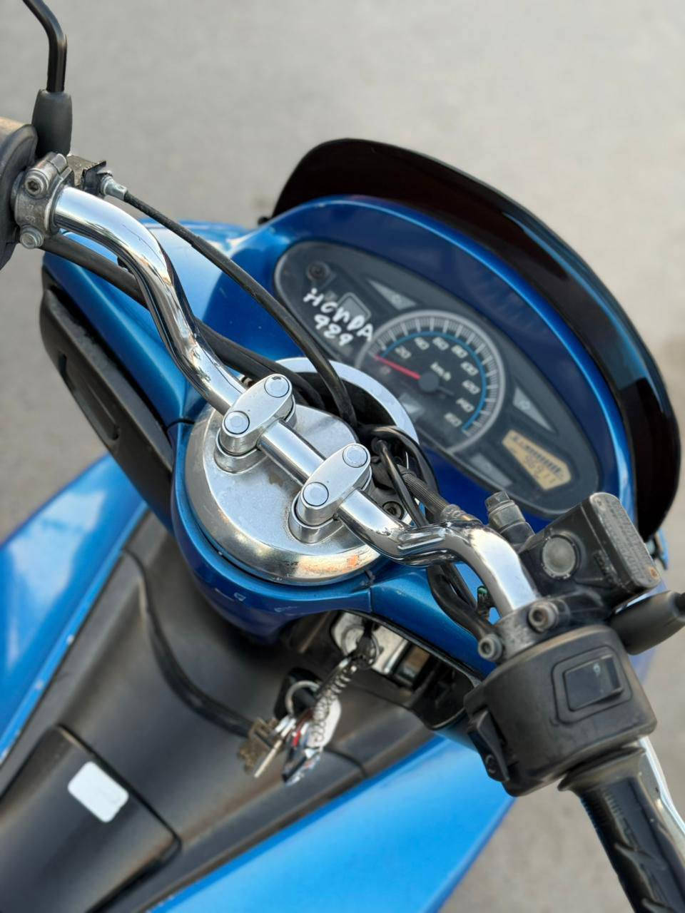 السلام عليكم للبيع دراجه pcxجيل الاول مديل 16 دراجة مال رمبه ماخذها رمبه الدراجه وأعلى ايدي ياباني الاصلي دراجه جديده مال جناي وعلئ ايدي لون مميز 
ياباني الاصلي دراجه كامله أستان كهربائي حساس ازدحام حرف دراجه جديده الدراجه مكينه لوك شلعه معدل خير من اللّٰه دراجه تكول جديده بمعنئ الكلمه واحلا من الصور مال جناي المكان بغداد الكرخ دراجة مكفوله اي نقص مابيه السعر مليون و350الف الأتصال على الرقم *********** بغداد, العراق
