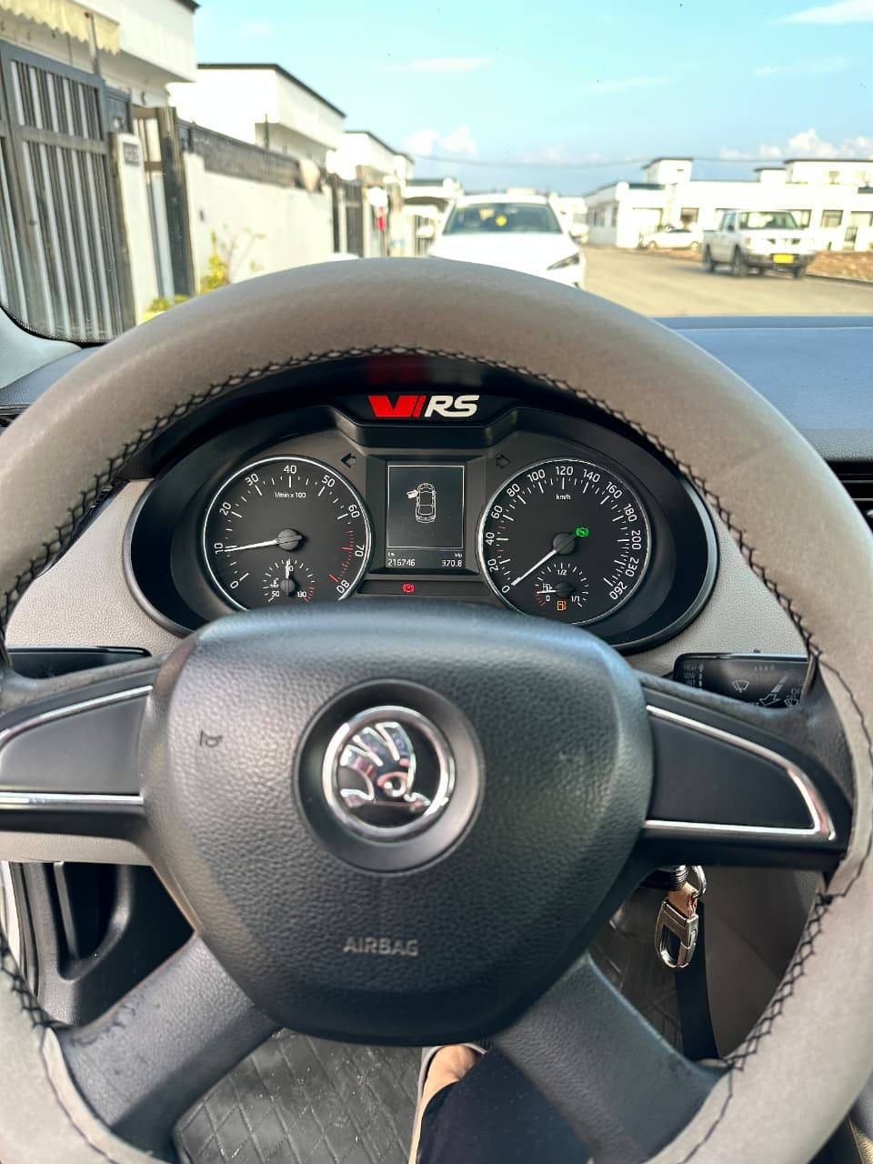 شکودا اوکتافیا ٢٠١٤
بێ بۆیاخ 
مەکینەی نەکراوەتەوە
زۆر توند و تۆڵ و بێ مەسروفە 
کارت و مێگاترۆنیکی گۆڕاوە 
سەنەوی تا ٢٠٢٨ تازەیە 
سعر ٩٤٠٠$
***********
***********
