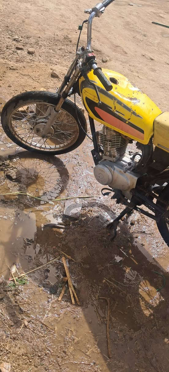 درجه البيع نضيفه تعال شغل وروح محركه نضيف ماكايمه دراجه متروكه  جانت السعر ١٧٠ بيه مجال مكاني طوريج خيرات  رقم ***********
