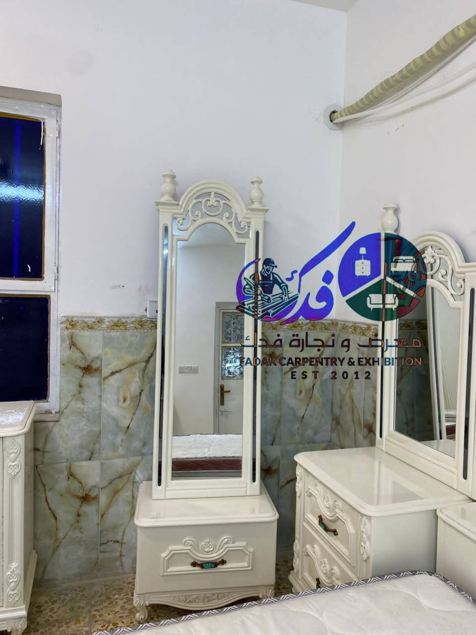 تسلسل رقم(20)
#نجارة_عراقية_100% 
وبألوان بوية راقية 
ومميزة

السعر: 2,350,000  مليون دينار فقط
التوصيل والشد مجاني لكل محافظات العراق

المواصفات:
 • 10 قطع كاملة
 • الكنتور:
 • ارتفاع 255 سم
 • عرض 330 سم
 • الملحق ارتفاع 255 سم – عرض 110 سم
 • الطول الكلي (الكنتور + الملحق): 4 متر و40 سم
 • صاج داخلي طبيعي 4 ملم
 • وجه MDF سماكة 10 ملم
 • قاعدة أرضية بلوك صاج
 • ظهر جرجوبة خشب مشدود براغي
 • أبواب نرمادة شريطية
 • مجارير سكك حديد سلايد مع تقطيع بلوك بورد
 • السرير:
 • 6 أرجل من بلوك 
 • شالزون (خزان داخلي)
 • طابورية إضافية

لون الدوشمة حسب طلبكم!

للحجز والاستفسار:
راسلونا على الخاص
أو اتصلوا على: ***********
