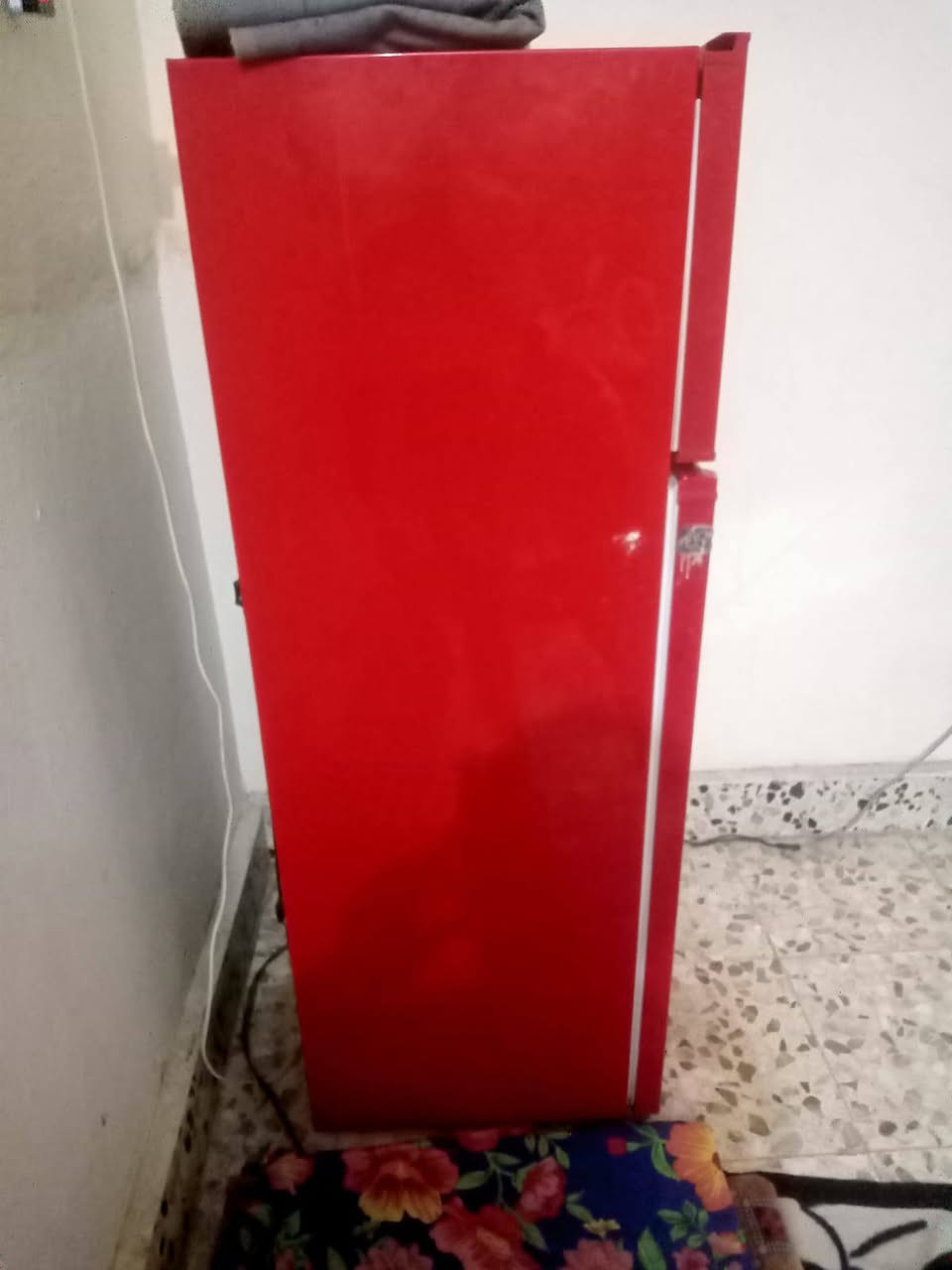 اغراض منزليه للبيع ثلاجه نضيفه كلش مداخله تصليح ابد معه غنينه غاز و طباخ ابو لعينين معه ترمز مي حجم وسط 
***********
