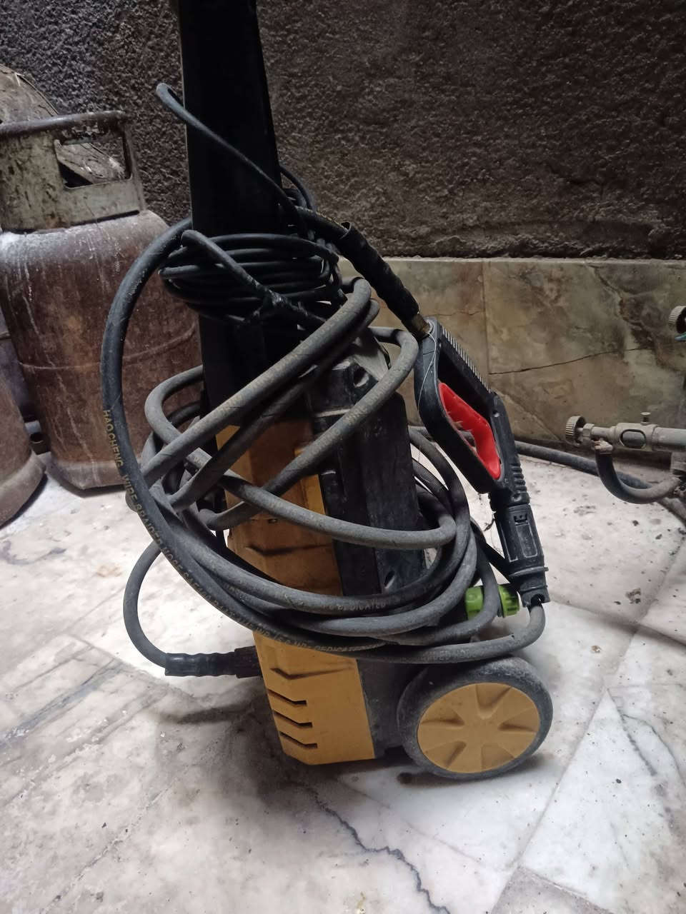 فاره غسل مستخدمه سعرهه ٥٠ الف هاتف *********** الاسيا ***********
