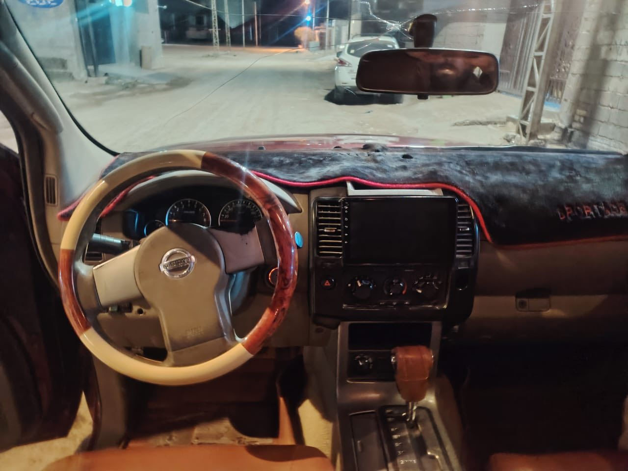 السلام عليكم عندي سياره نيسان بافندر موديل ٢٠٠٦ مكينه ٦ سلندر بيه قطعة باب خلفي صبغ وباقي بلادي سعر ٩٠ وبيه مجال مكان فلوجه اتصال ع هذا رقم ***********
