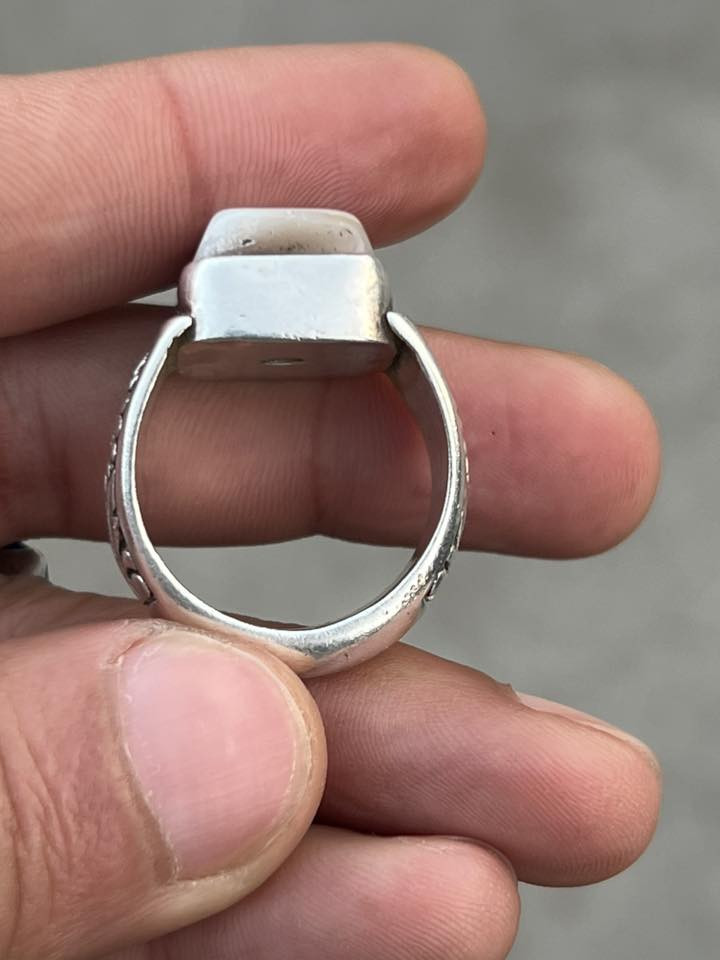 جَاءَ فِي الْحَدِيثِ الشَّرِيفِ عَنْ رَسُولِ اللَّهِ (صلى اللَّهُ عَلَيْهِ وَآلِهِ وسلم) مخاطباً سَلْمَانَ الْمحمدي :

 "يا سَلْمَانُ ، حُبُّ فَاطِمَةَ يَنْفَعُ فِي مِائَةٍ مِنَ المَوَاطِنِ ، أَيْسَرُ تِلْكَ الْمَوَاطِنِ : الْمَوْتُ ، وَالْقَبْرُ ، وَالْمِيزَانُ ، وَالْمَحْشَرُ ، وَالصِّرَاطُ ، وَالْمُحَاسَبَةُ . فمَن رَضِيَتْ عَنْهُ ابْنَتِي فَاطِمَةُ رَضِيتُ عَنْهُ ، ومَن رَضِيتُ عَنْهُ رَضِيَ اللَّهُ عَنْهُ . ومَنْ غَضِبْتُ عَلَيْهِ فَاطِمَةُ غَضِبْتُ عَلَيْهِ ، ومَن غَضِبْتُ عَلَيْهِ غَضَبَ اللَّهُ عَلَيْهِ يَا سَلْمَانُ وَيْلٌ لِمَنْ يَظْلِمُهَا "

عقيق جزع يماني قديم 
شگل قديم  صياغه يدويه 
بغداد م الصدر ***********
