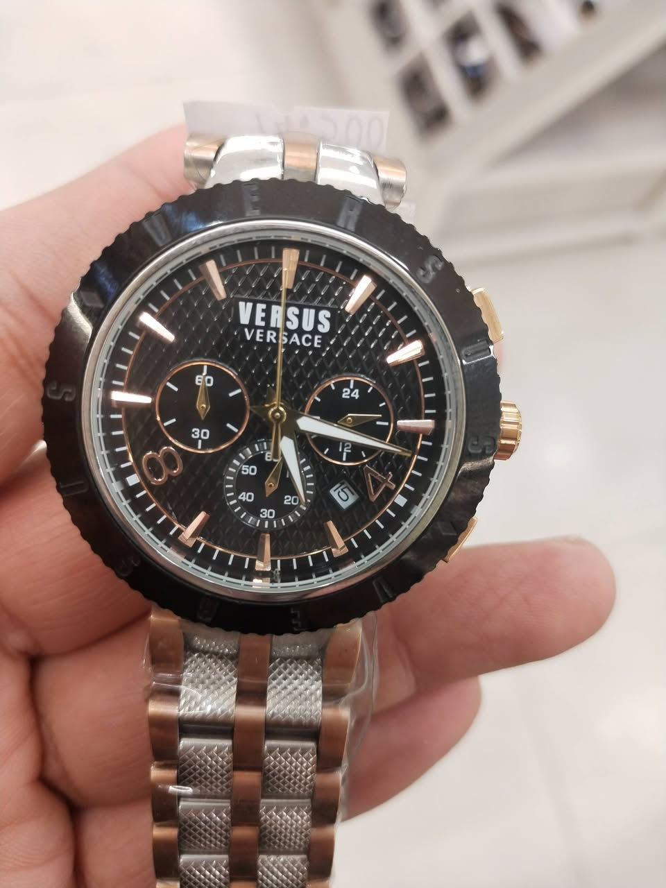 ساعة رجالية ماركة فيرساجي 
صناعة سويسري بالة اوربي نظافة 💯 
مواصفاتها 
- كرونوغراف مكينة يابانية 
- زجاج زفير ضد الخدوش 
- سير سلستيل طلاء ثابت 
- إطار من الفولاذ مقاوم للكسر والصدأ
- مينا بلاك مع شعار فيرساجي الفضي 
- مقاومة الماء بعمق 50 متر 
- عقارب واميال الساعة لامينوس اضاءة ليلية 
- سناتر شغالة دقائق ثواني
- رينك بحري دوار 
- 3 ازرار من سلستيل مع ختم فيرساجي 
- تقويم تاريخ يومي 
- تعمل بحركة الكوارتيز بطارية ضمان سنة 
- قطعة راقية وفخمة كجول ورسمي 
- فحص أمام المندوب إي أشكال يسترجع بيد المندوب 
للحجز على خاص 
أو مراسلة واتساب ***********
توصيل لكل محافظات العراق

نقدا وبالاقساط
