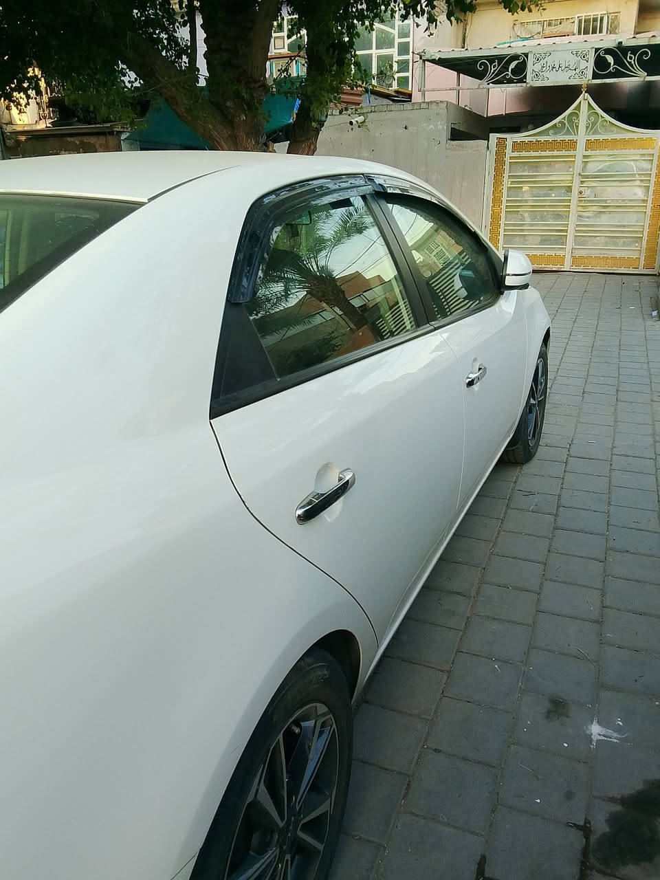السلام عليكم
سيراتو 2013 خليجي 
السيارة محرك 1600 
السيارة كفالة من الدعامية لل دعامية
فوول ما عدا الفتحة 
ماشية 175000 حقيقي 
طخة بسيطة بل جنطة موضحة بل صورة 
وما مصلحهة بعدها علا حالها 
سيارة خير من الله بل عافية علا الي ياخذها 
لل استفسار ***********
