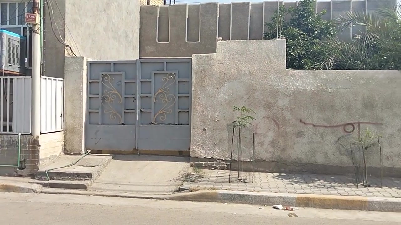 السلام عليكم ..
#للبيـع بيت مساحة 200 مـتـر ، اول بيت بصف الشارع التجاري مال 4000 ، محلة 211 ، قريب ع چكن إوسلو و المجلس البلدي .
مجاور إفـران اللامـي . 
* البيت سقفـه تعبان ومتضرر يرادلـه تبديل سقف ، وبعض الملاحظات .
 * يحتوي ع غرفتين نوم و هول و أستقبال و مطبخ ، كراج و حديقة و بي مدخلين . 
#ابيعلك موقع و بيت واقع حال .
#للتواصل رقمي ***********

