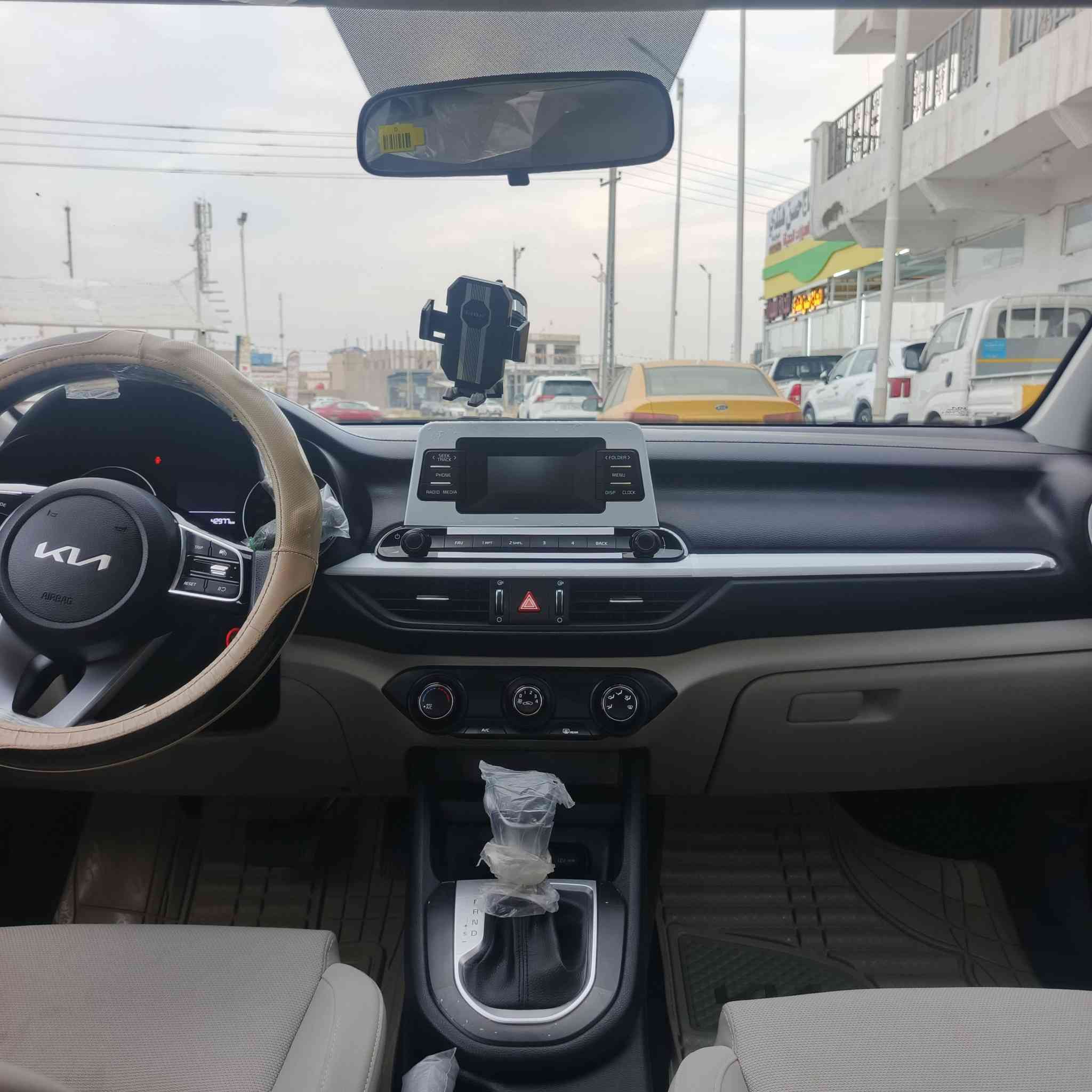 كيا سيراتو
موديل 2024
خليجي 
مكينه 2000
مكفولة من الصبغ عدا بارد قليل 
المكان واسط الصويره
السعر 180$ وبيه مجال 
للاستفسار ***********
