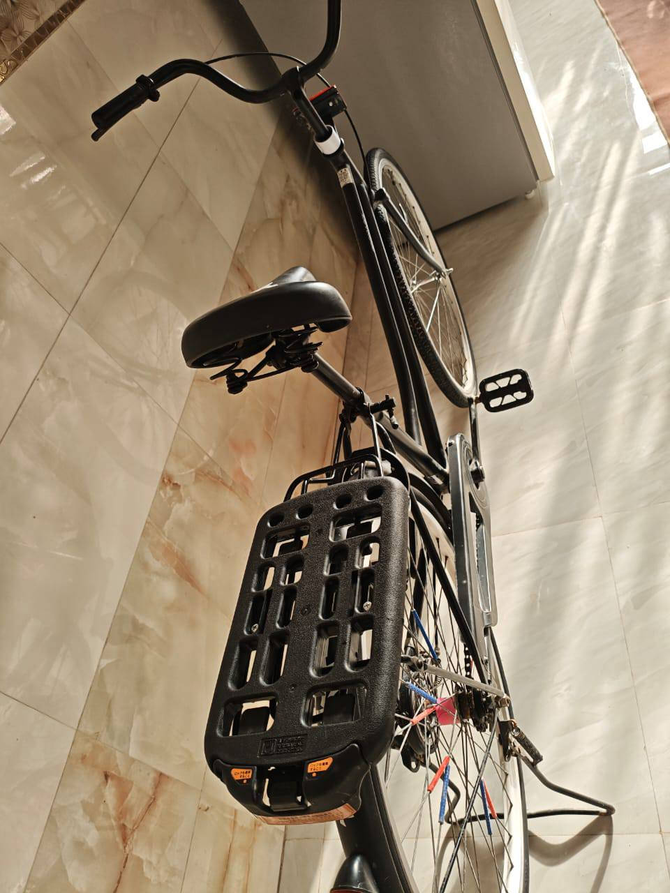 السلام عليكم
بايسكل حجم 26
مديل 2017
مختم من السكان للسله 
قبل 3 ايام طلع من الحاويه 
بعده بوصخ الحاويه 
غراضه كامله 
كلشي كامل نظافته 100/95
السعر 200 
المكان البصرة الصالحيه 
رقمي ***********
