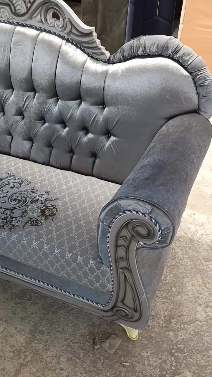 تخم ملكي ابو التاج زلغ مابيه حيل محد كاعد عليه ١٠ نفرات يوجود لدينا خدمه توصيل الي باب بيتك ***********
