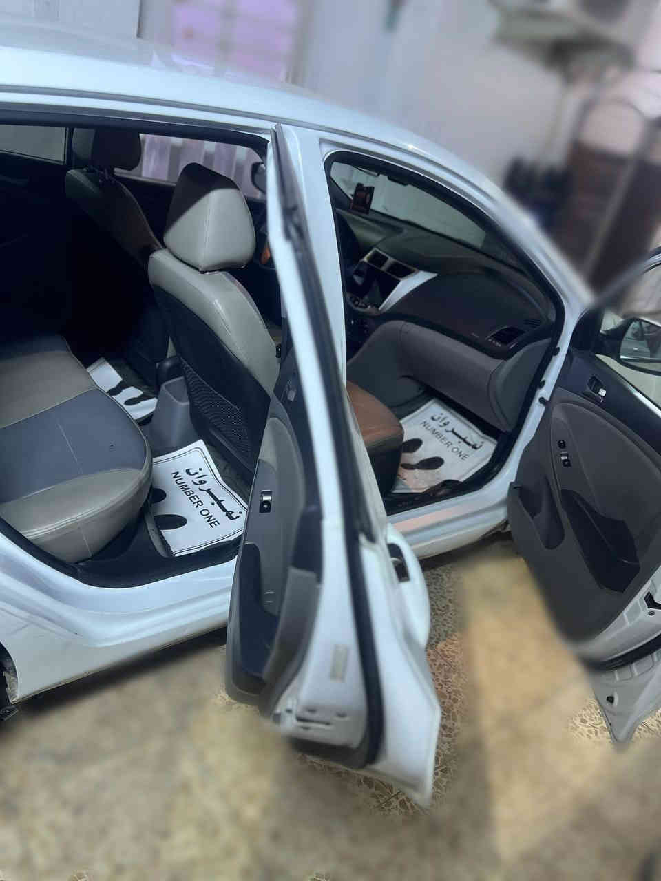 السلام عليكم
اكسنت هاج باك 2016 وارد امريكي 
رقم بغداد اللون ابيض المرغوب 
السياره حادثها جاملغ ايمن وضربه جاملغ ايسر بل الدوسه 
السياره نظيفه مكينه وكير وتبريد وداخلها نظيف جدا 
وعل الفحص تجي وتشوف وتدلل 
مكينه ١٦٠٠    gdi  وماشيه ٧٠ الف كيلو 
السياره مواصفات عاديه نظام ايكو تحكم استيرن ومانع انزلاق وشاشه عرض 
السعر ٩٢ 
للاتصال ***********
مكان السياره بغداد المنصور
